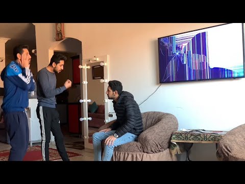 عملنا مقلب فى اخويا ان شاشه التليفزيون انكسرت مات من الرعب