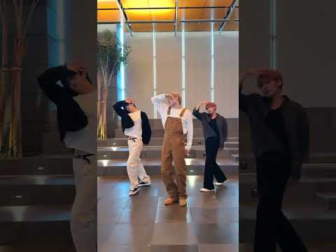 أعضاء فرقة TXT وهم يقومون برقص أغنية بانقتان SWIM Bts Txt أعضاء فرقة TXT وهم يقومون برقص أغنية بانقتان SWIM Bts Txt
