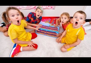 ألعاب مع مجموعة من سيارات الألعاب