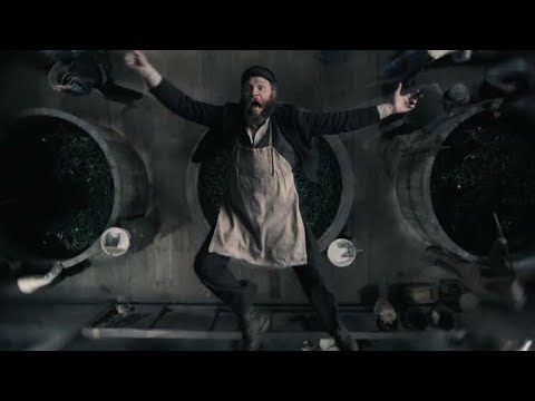 شخص يسقط في وعاء كبير للمخلل ويظل حي بداخله لمدة 100 سنة An American Pickle