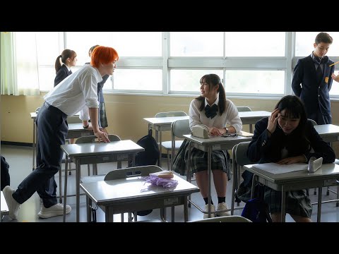 بعد ما اوسم طالب في المدرسه بيعترفلها بحبه بتلاقي صحبتها المقربه هي كمان بتحبه وبيتنافسوا ملخص مسلسل