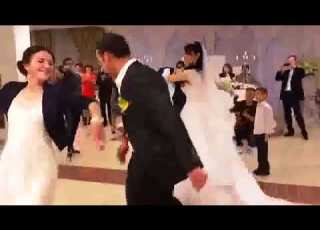 العروسة و أصحابها هايجيين على الاخر ونزلو على المزمار الصعيدي و قلبو الفرح كل لو ده جنان اتجنن