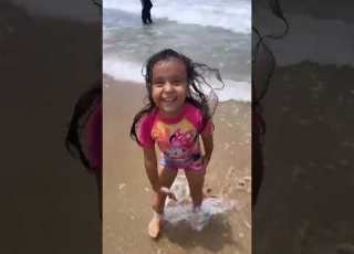  شوفوا مكه العسوله وهي بتغني في البحر