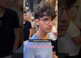  شباب أتراك يزورون محال تجارية لسوريين بمنطقة بشاك شهير بإسطنبول ويقدمون لهم الورود