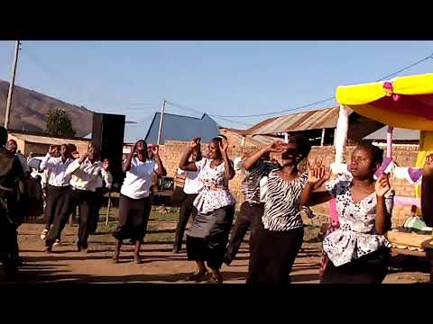 Kwaya Ya TAG NTANGANO MBEYA TZ KWA MZEE MWEBRANIA IKIMTUKUZA MUNGU 0757 903479