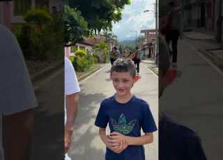  Niño Regala Serenata A Mamá Que Está En El Cementerio