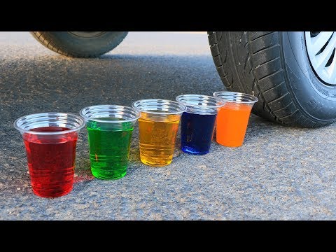 Aplastando Cosas Crujientes Y Suaves Con La Rueda De Un Coche