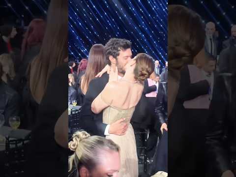 Leighton Meester Adam Brody Share Movie Level Kiss When He Wins Best Actor In A Comedy GossipGirl