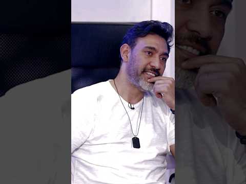 عمرو مصطفى عمرو دياب قعد على الأرض علشان يسمع الحاني