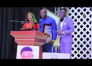 Tuzo Filamu Ya Mama Kimbo Ona Kimbembe Na Mtumwa Fuko Wakipokea Tuzo