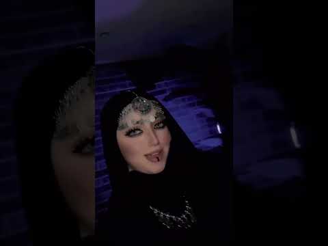 تمايل يا حلاته ومرة شفته مره يعض بصبعه ومره بشفته عائشة الباني