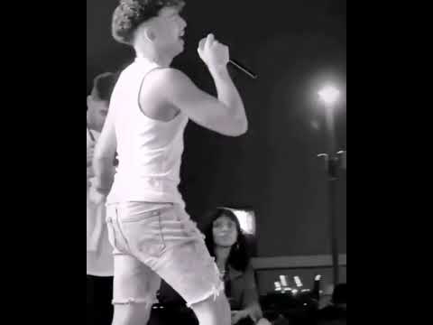 دايلر في المسرح يغني انا اسف مره حزين دايلر في المسرح يغني انا اسف مره حزين