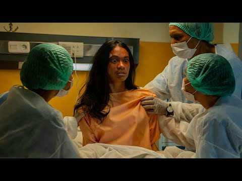 بنت بتعمل صفقة مع الشيطـان عشان تكون جميلـة ولما بتنتهي مدة العقد بترجع قبيحـة جدا وبترقد في سريرها