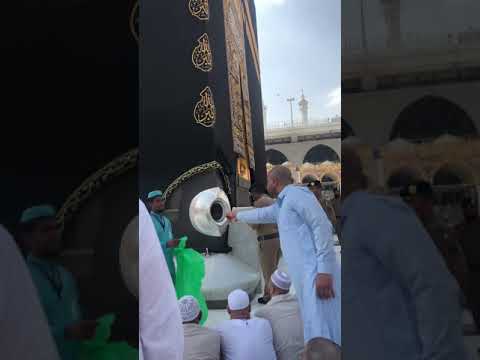 Kabe De Hacerül Esved Yanında Bir Mucize Bir Müslüman Görevliye Teslim Etti