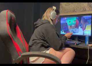  Girl Farting On Chair While Gaming