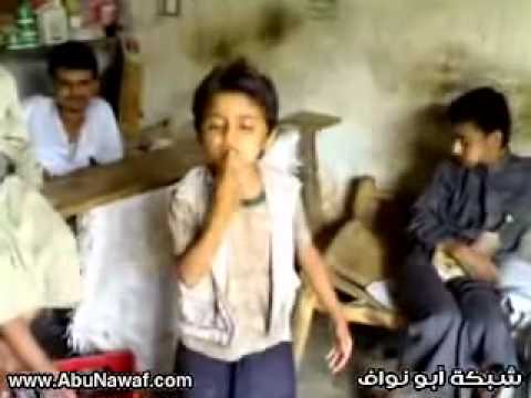 العنب طفل يمني