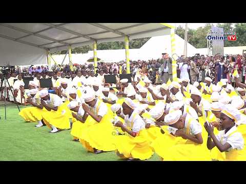 UTOTO MTAKATIFU JIMBO LA BARIADI WATIKISA WANYANYUA MAELFU YA WAAMINI UWANJANI WALIOHUDHURIA