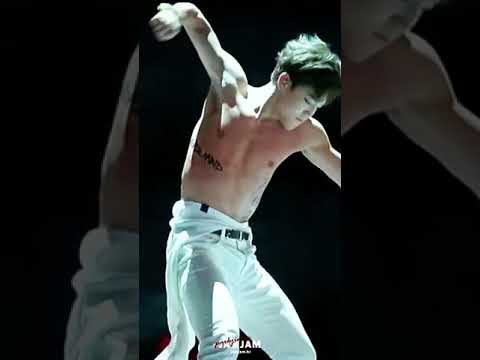 جيمين يخلع ملابسه على المسرح