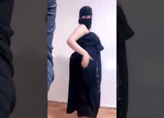 بنت تعري على مؤخرتها السعودية