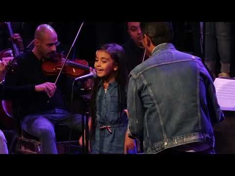 أول مره نادين تغنى على المسرح مع باباها ياورد على فل و ياسمين أول مره نادين تغنى على المسرح مع باباها ياورد على فل و ياسمين