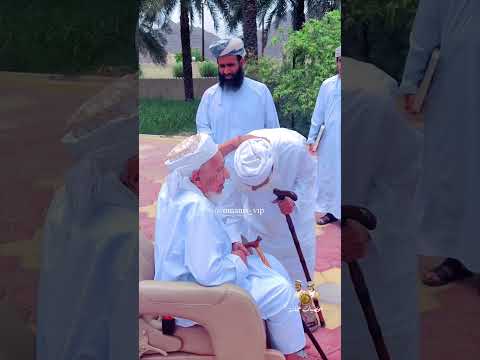 تواضع العلماء سماحة الشيخ العلامة احمد بن حمد الخليلي مفتي عام ع مان و الشيخ مهنا الخروصي