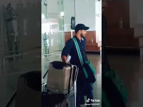 شاب يرى أمه بعد عودته من الغربة بعد غياب طويل شاهد ماذا حدث