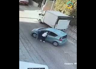 فيديو صادم لص يسرق سيارة فتاة ويجر ها على الأرض في عمان