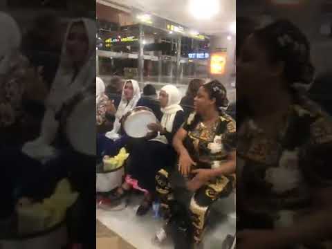 فرقة حسنة البشارية و سعاد عسلة روبلوها بالدربوكة في المطار