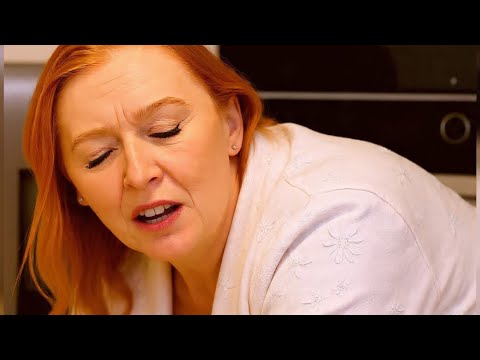 مديرة عندها 50 سنة تخون جوزها مع موظفها الي عندة 20 سنة والكارثة ان بنتها كانت علي علاقة بنفس الشاب مديرة عندها 50 سنة تخون جوزها مع موظفها الي عندة 20 سنة والكارثة ان بنتها كانت علي علاقة بنفس الشاب