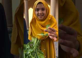  مقطع عفوي لطفلة في سوق نزوى سلطنة عمان