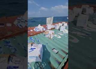 طوفان كونتينر على شاطئ البحر مليء باجهزه ايفون