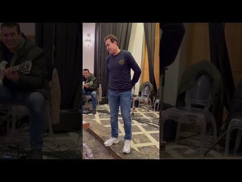 شوفوا حكيم وهو بيسخن صوته قبل البروڤا شوفوا حكيم وهو بيسخن صوته قبل البروڤا