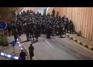  الاردن العاصمة عمان شاهد الآن قوات البادية تتدخل في منع المواطيين من الوصل الى دوار الرابع عمان