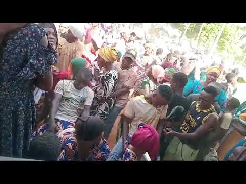 Dj DUKE MIKONO MASHABIKI WAVULISHA NGUO