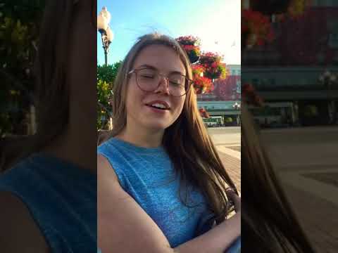 فتاة فرنسية تتكلم بالامازيغية شلحة بطلاقة