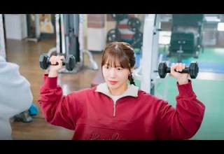 بنت تخينة وبتحب الأكل حبيبها بينفصل عنها ف بتروح جيم عشان تخس وساعتها بتحب الكابتن وبيحبها