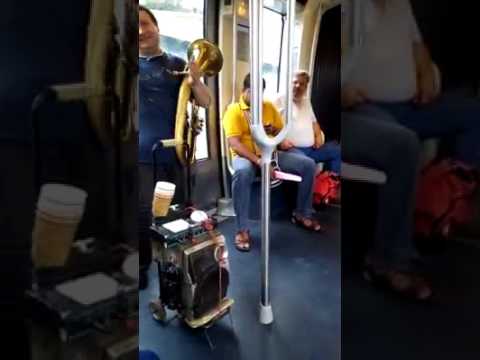 اغنية الشاب حسني ربي يرحمو في مترو باريس Métro 2 Stalingrad