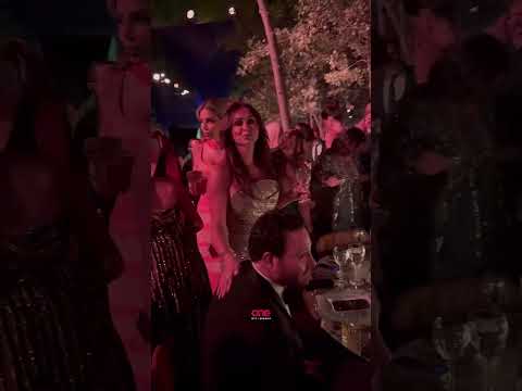 قبلة كوليت الحلاني لزوجها عاصي الحلاني خلال حفل زفاف سيليو إيلي صعب