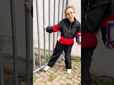 سما المجنونة كسرت الباب كشفتها رناد عالم ريمو Remo World Shorts