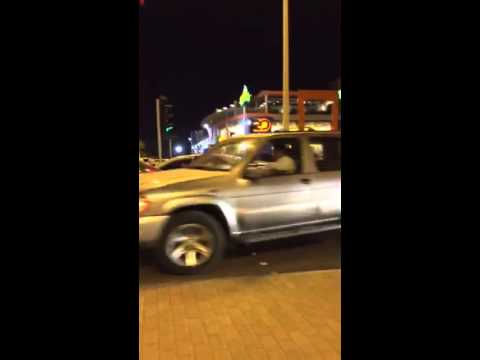 هرب من الشرطة نقطة تفتيش و كسر باب السيارة