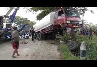 Truk Tangki Molasses Masuk Parit