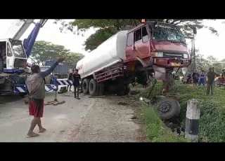 Truk Tangki Molasses Masuk Parit