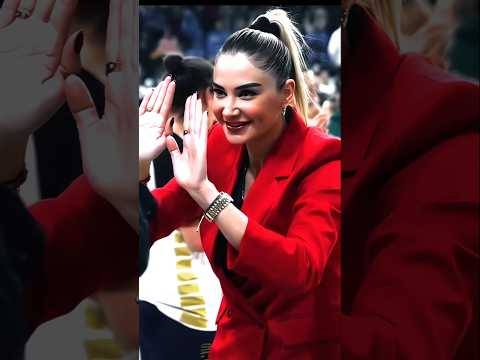 Selen Erdem In Red Coat Dress Player Interaction Team Exchange Moments 2025
