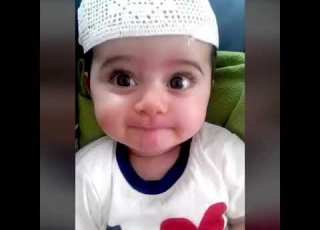  طفل صغير يتكلم وراء امه