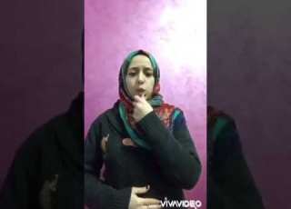  على بعدك قلبي يا طيبة حزين وحاله حال بلغة الاشارة
