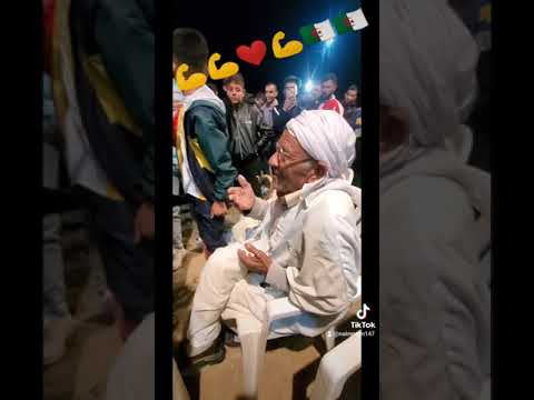 في مشهد مؤثر مجاهد يذرف الدموع بعد سماعه لأغنية ثورية جينا من عين مليلة لزهر عين ولمان