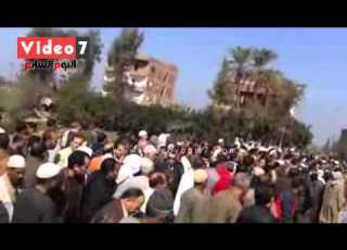  بالفيديو الآلاف يؤدون صلاة الجنازة على والدة أحمد المسلمانى