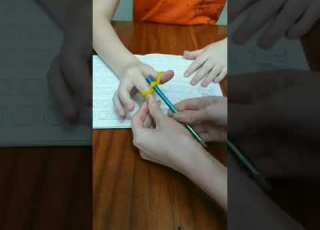 تعليم الطفل كيف يمسك القلم