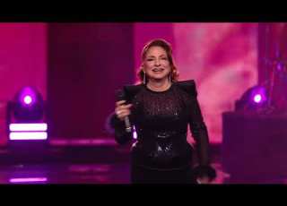  Gloria Estefan Rhythm Is Gonna Get You La Vecina Conga 2025 American Music Awards
