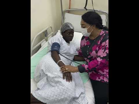 Docteur Abeti Muasi Ya Zemi Maman Denise Nyakero Rend Visite à La Dame